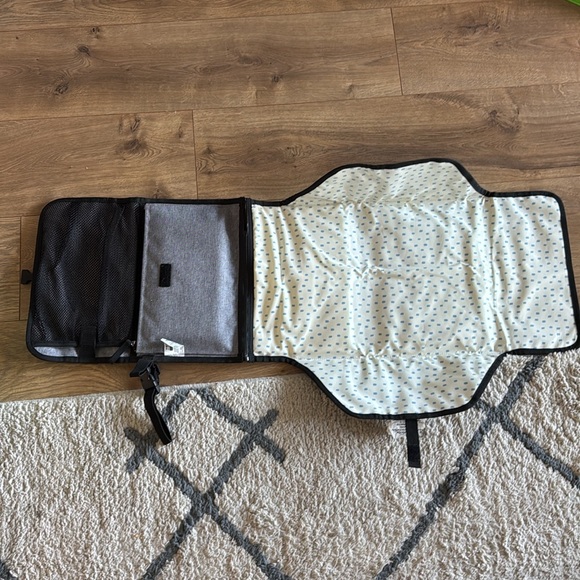 SkipHop Diaper clutch - Picture 3 of 3
